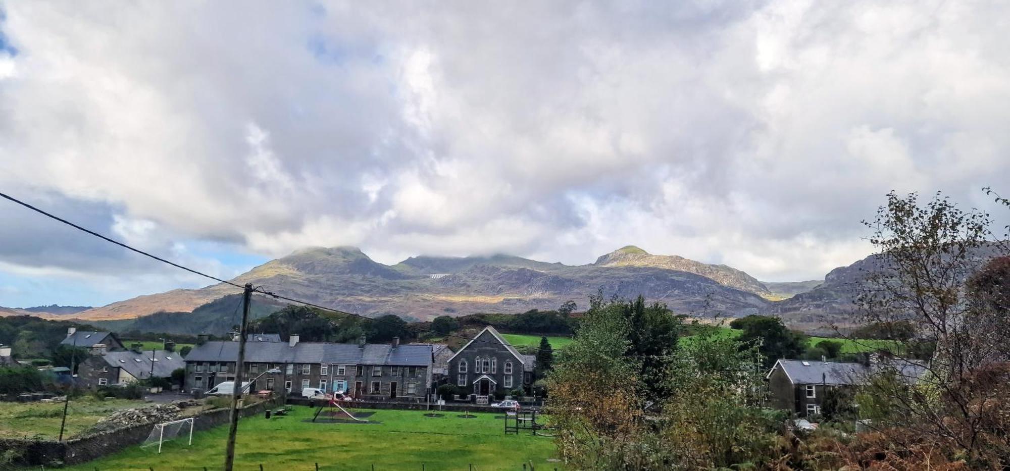 Cheerful 2 Bed Home With Mountain Views Blaenau Ffestiniog Extérieur photo